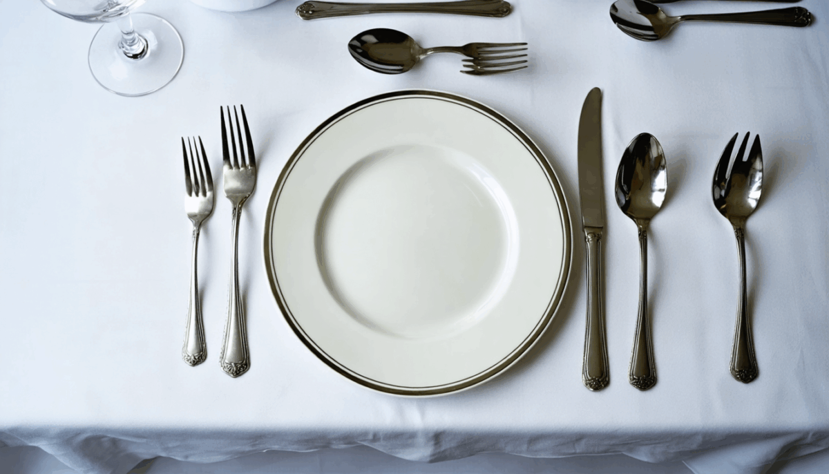 découvrez comment placer vos couverts pour indiquer la fin du repas grâce à notre guide pratique simple et clair.