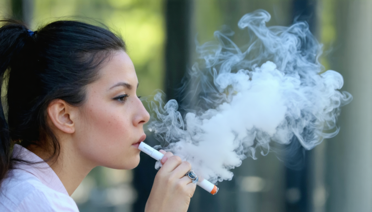 découvrez comment la cigarette électronique peut parfois déclencher les détecteurs de fumée, un phénomène souvent méconnu mais important à comprendre pour éviter les fausses alertes.